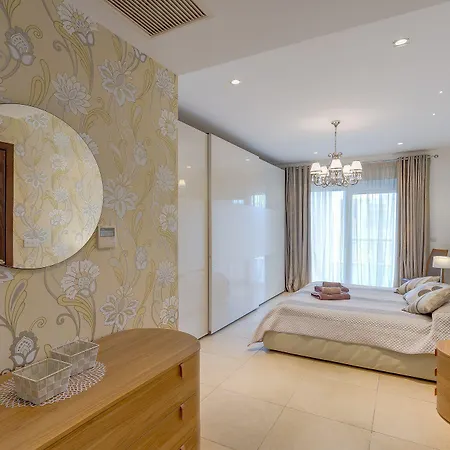 Luxury Seafront Oasis In W/ Pool