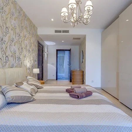 Luxury Seafront Oasis In W/ Pool * スリーマ