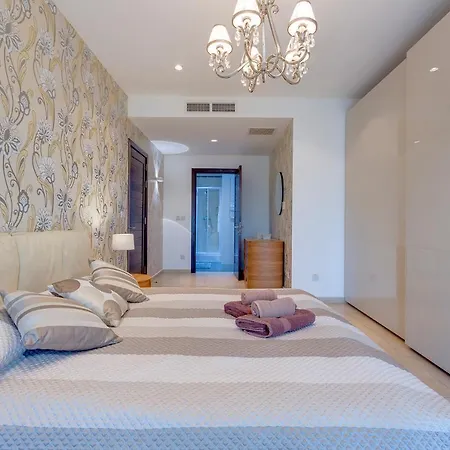Apartment Luxury Seafront Oasis In W/ Pool *