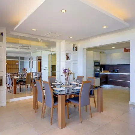 Luxury Seafront Oasis In W/ Pool